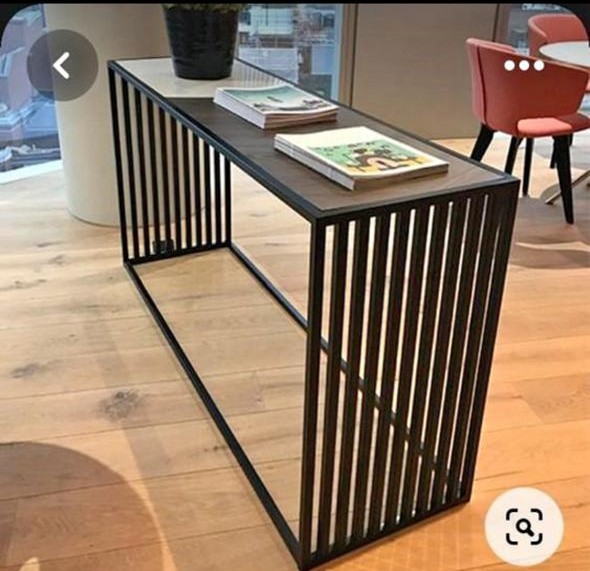 Aparador horizontal com painel ripado de madeira e estrutura metálica preta