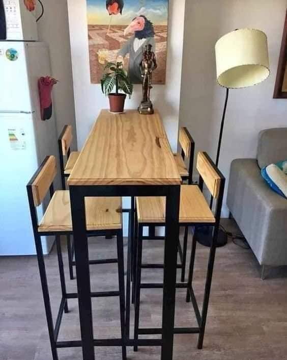 Bancada bistrô alta com banquetas em estrutura metálica preta e tampo de madeira