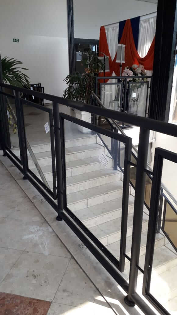 Guarda-corpo de vidro temperado com estrutura metálica preta em sacada moderna