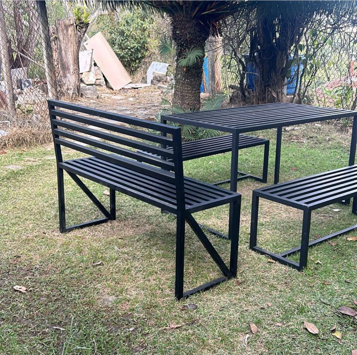 Mesa estilo rústico com banco e banquetas em madeira maciça e estrutura metálica