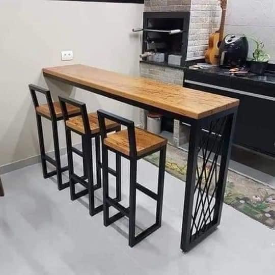 Mesa de jantar grande com tampo de madeira clara e bancos sob medida estrutura metálica preta