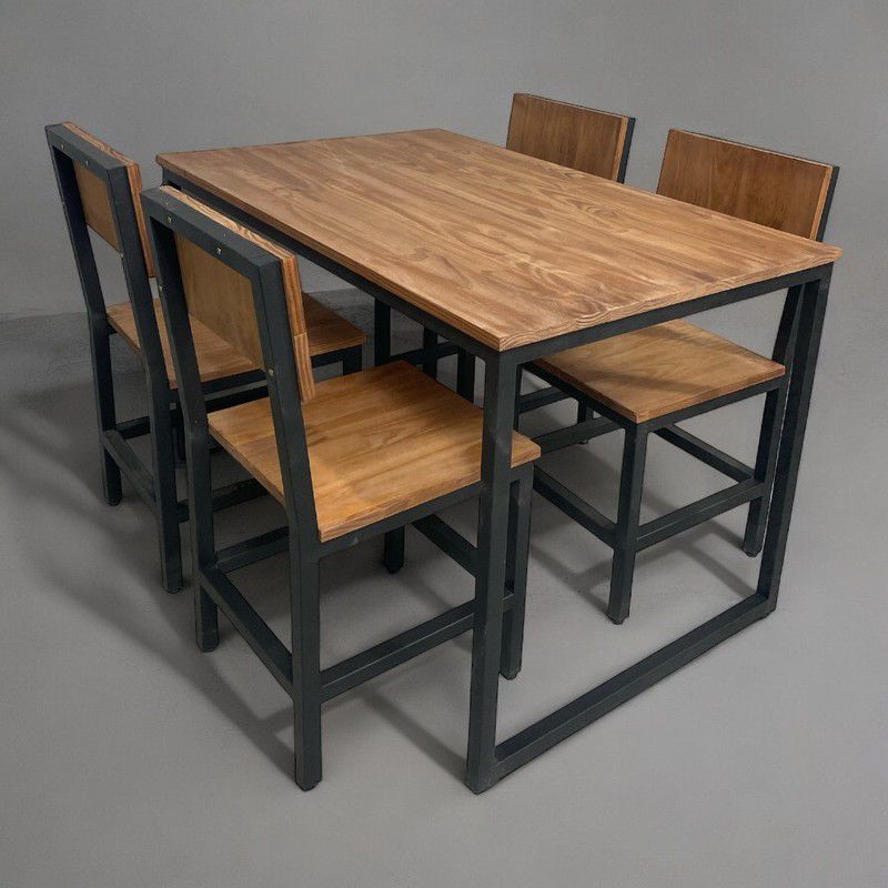 Conjunto de mesa de jantar com quatro cadeiras estilo industrial em madeira e metal preto