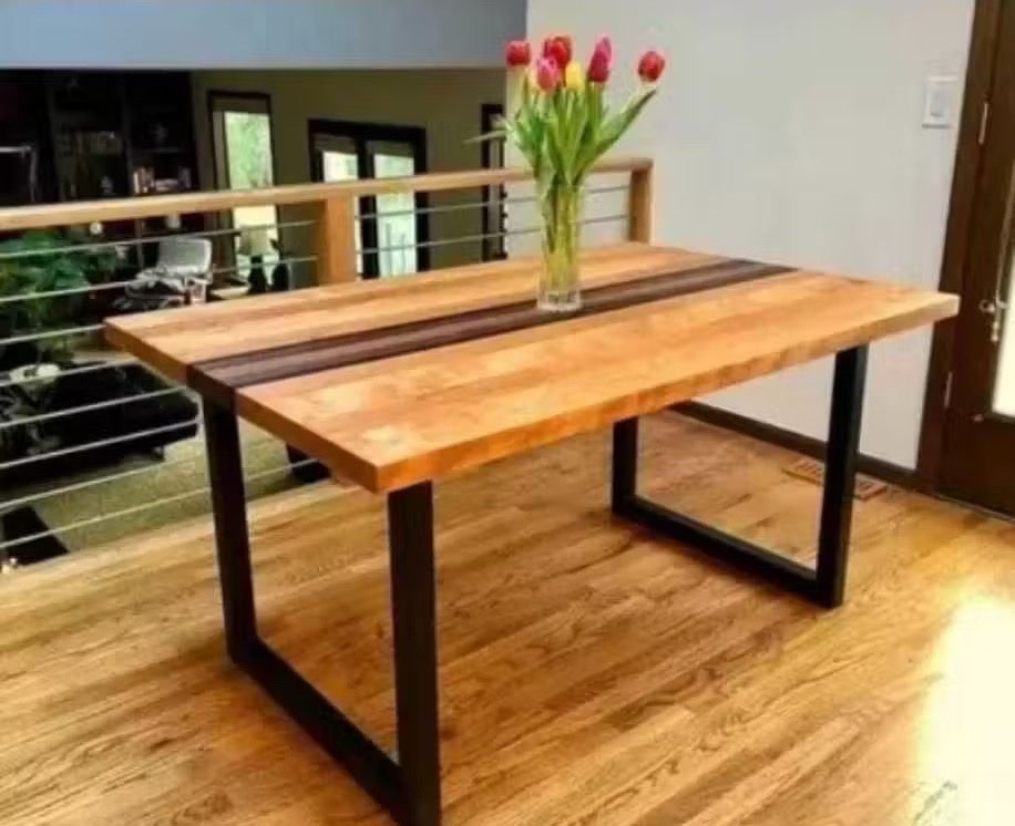 Mesa de jantar em madeira maciça com base metálica preta em U
