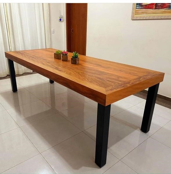 Mesa de jantar em madeira maciça com pés metálicos pretos