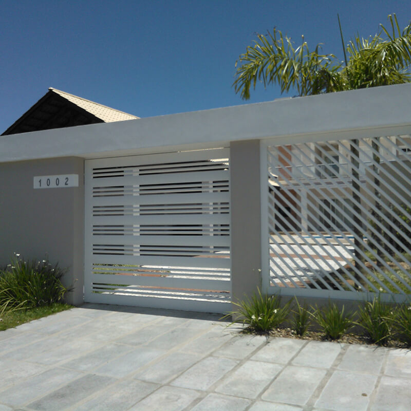 Portão de garagem branco com ripado horizontal em residência